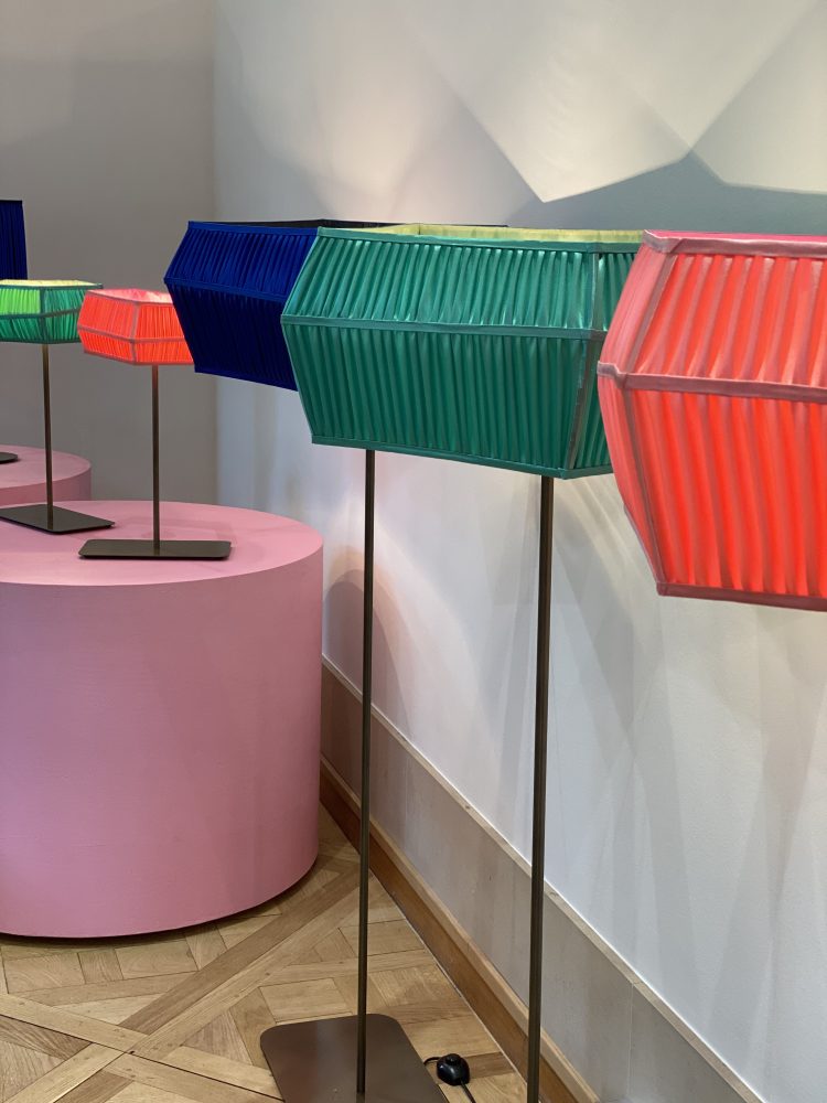 APRÈS LA MUSIQUE ET LE CINÉMA JENIFER SE LANCE DANS LA DÉCO  Luminaires en tissu plissé (à partir de 28,90€)