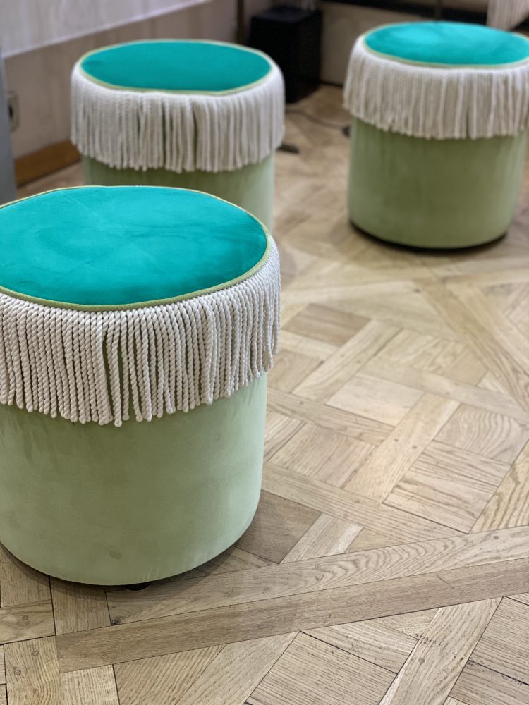 LIGATI/JENIFER pouf à frange en velours bicolore (95,50€)